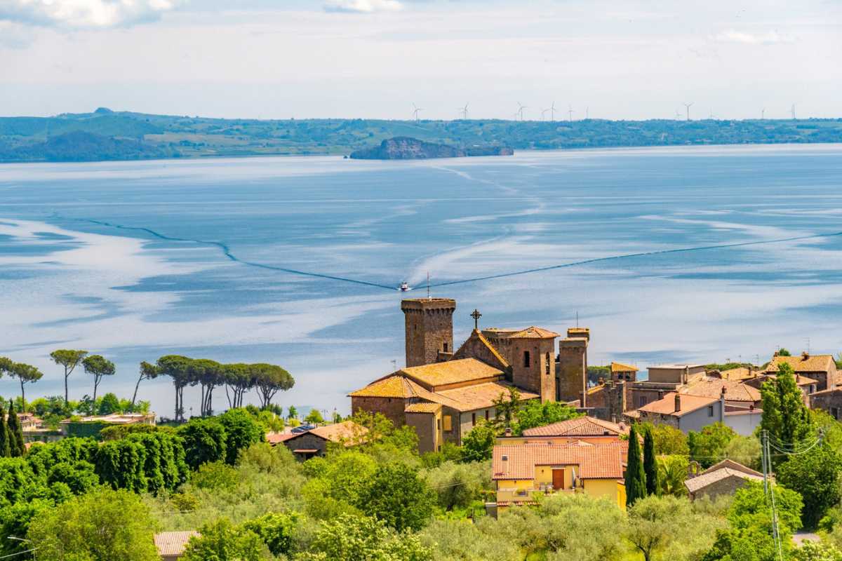 Vista serale del Lago di Bolsena con ristoranti illuminati, includi atmosfera conviviale