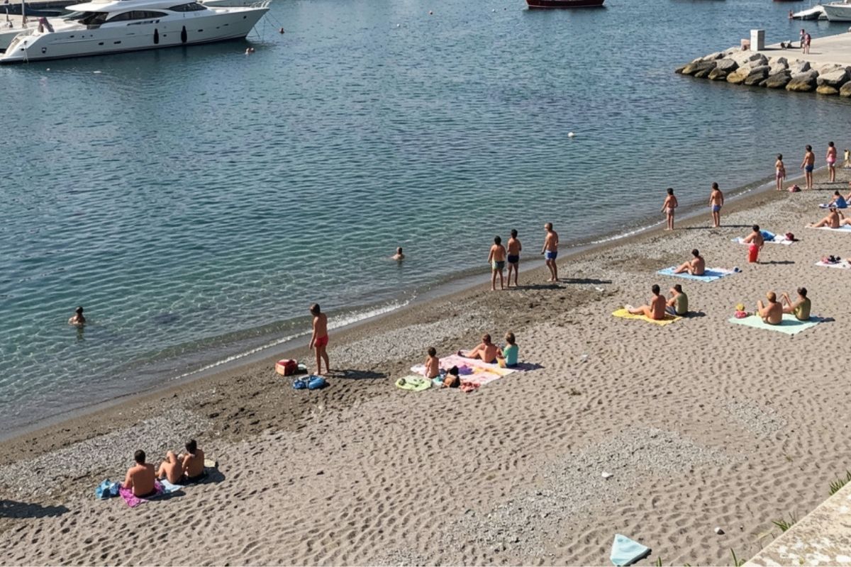 Vista panoramica del porto di Civitavecchia con famiglie in spiaggia