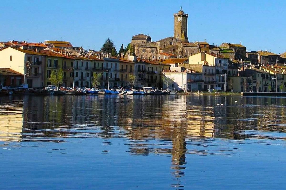 Vista panoramica del Lago di Bolsena con spiagge e colline circostanti