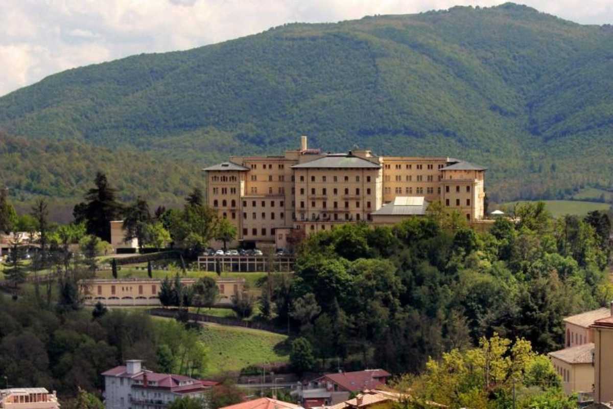 Scorcio del borgo medievale di Fiuggi, con le terme e natura circostante