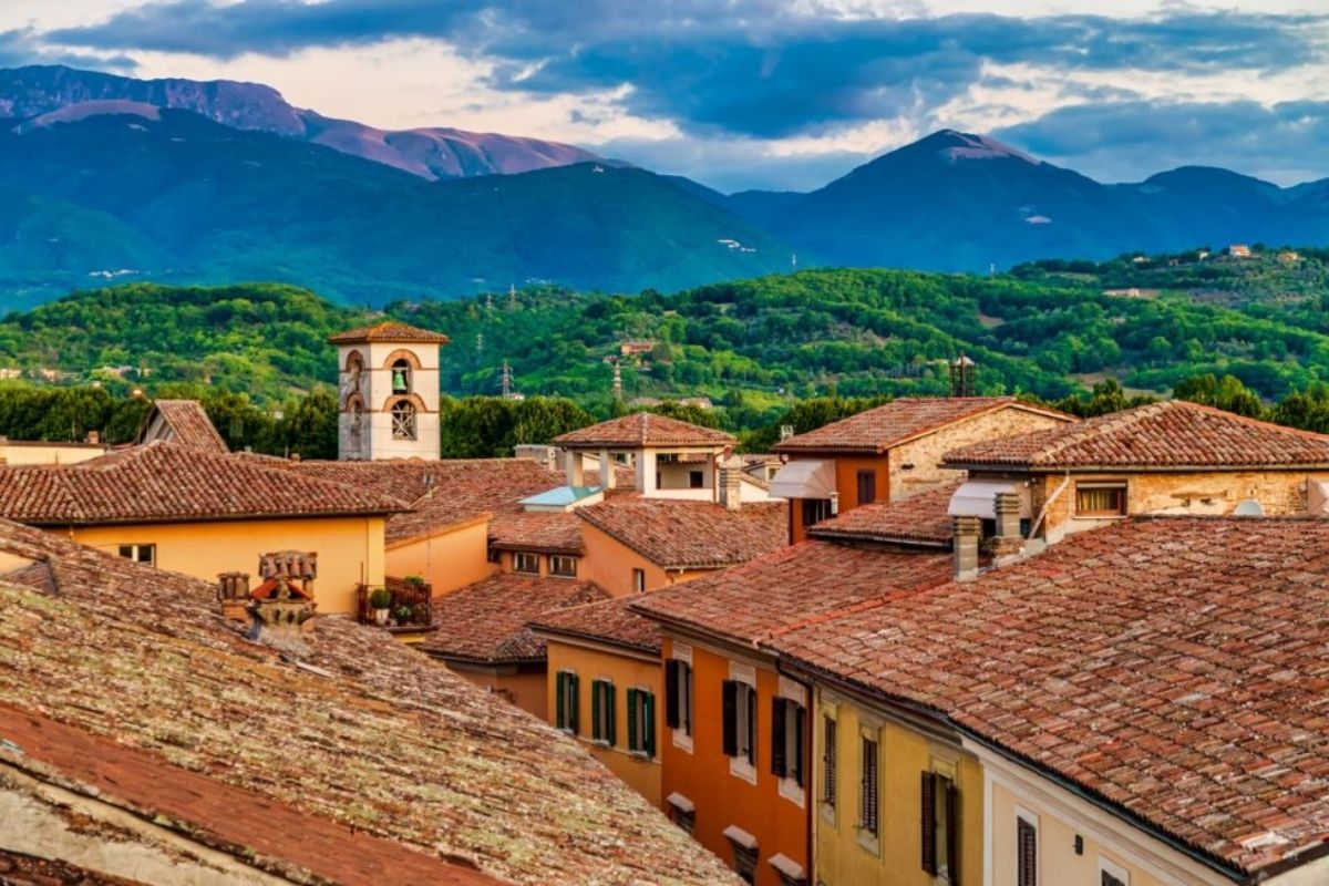 Immagine dell'autostrada con vista panoramica verso Rieti, con il Terminillo sullo sfondo