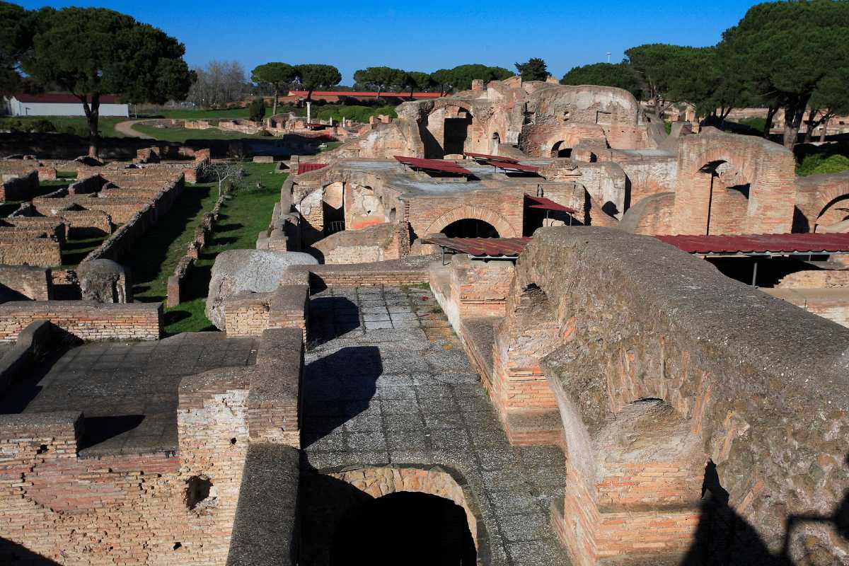 Panorama delle rovine di Ostia Antica con il cielo blu