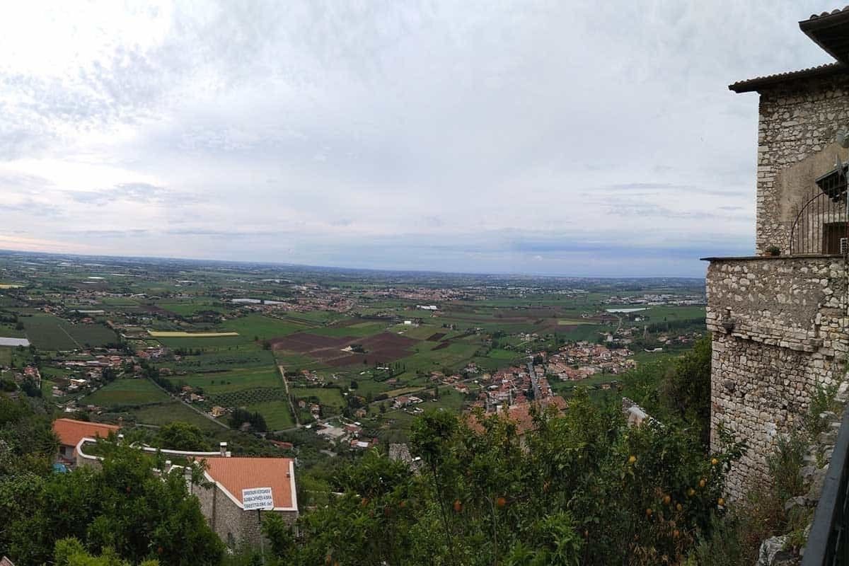Sentiero panoramico a Sermoneta con vista sulla valle