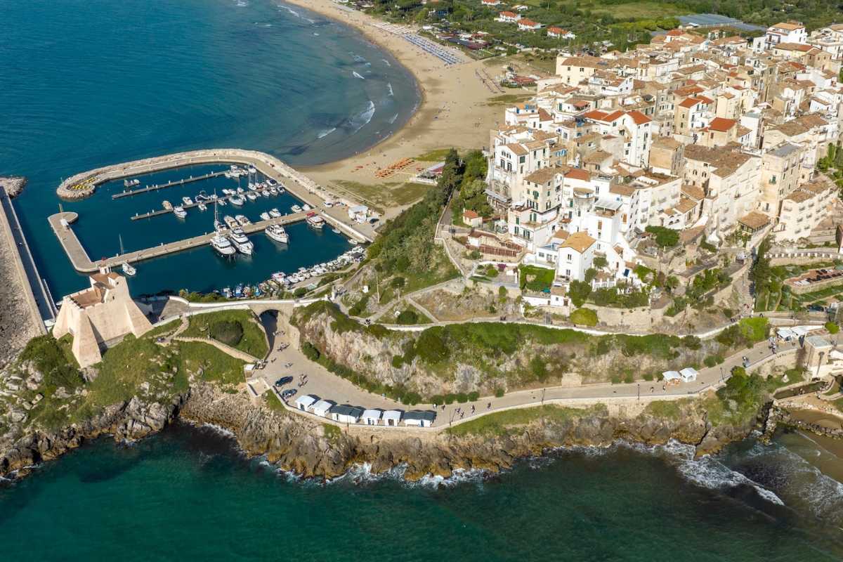 Panorama di Sperlonga con il mare e il borgo bianco