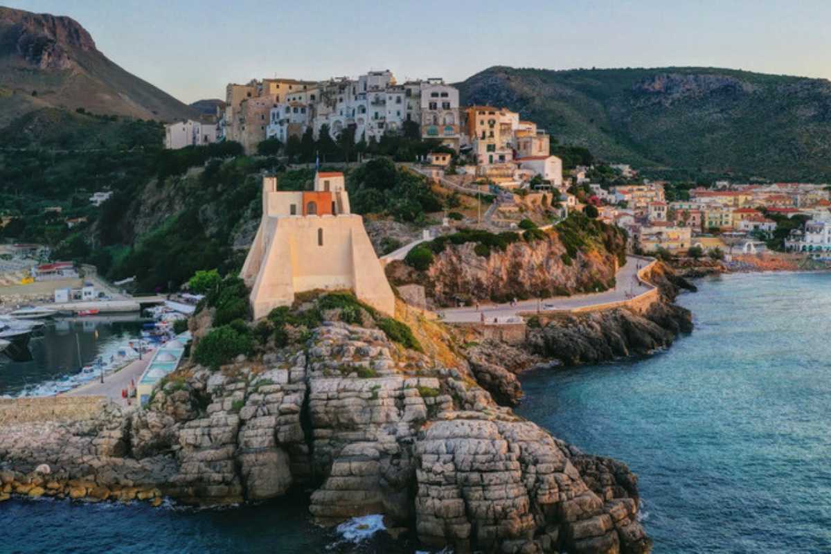 Chiesa di Santa Maria a Sperlonga con il borgo bianco sullo sfondo