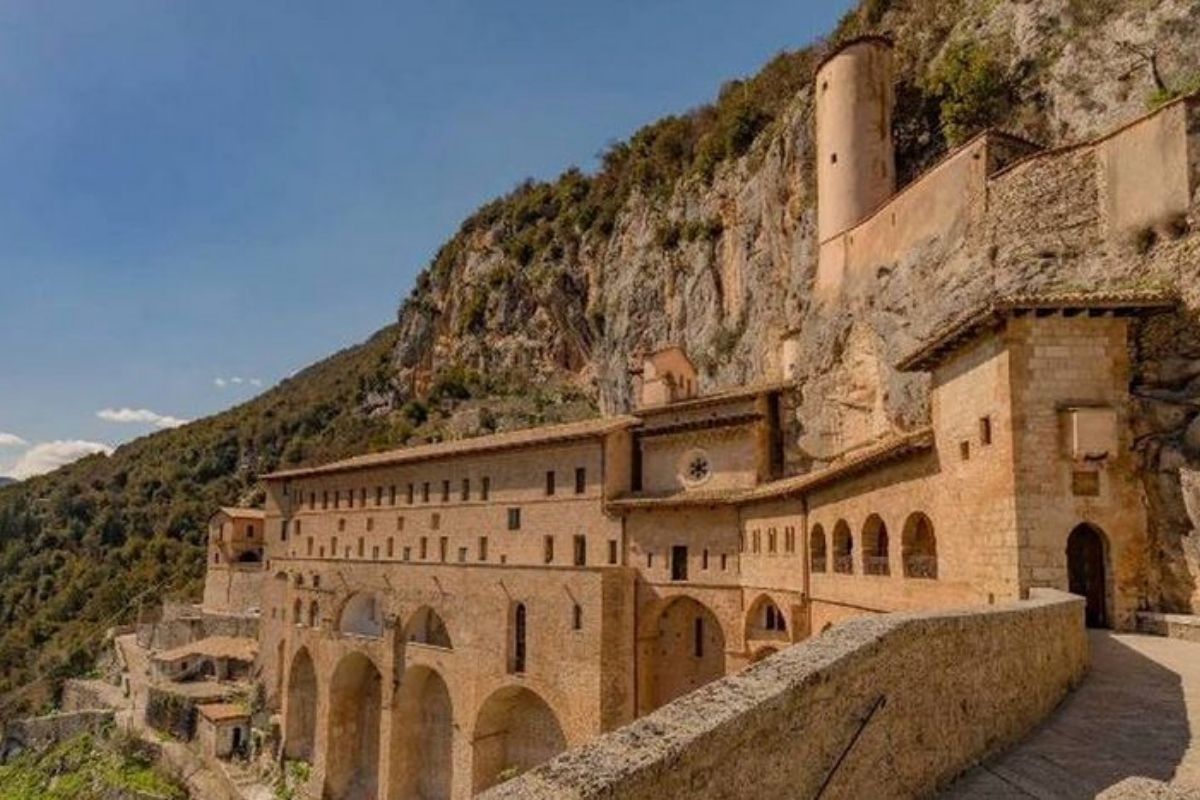 Vista panoramica di Subiaco con i suoi monasteri e il fiume Aniene