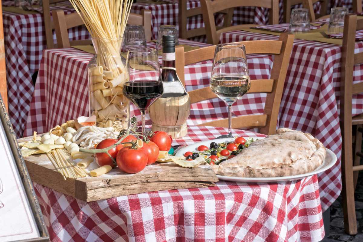 Panorama del centro di Fiuggi con ristoranti tipici e persone che mangiano all'aperto