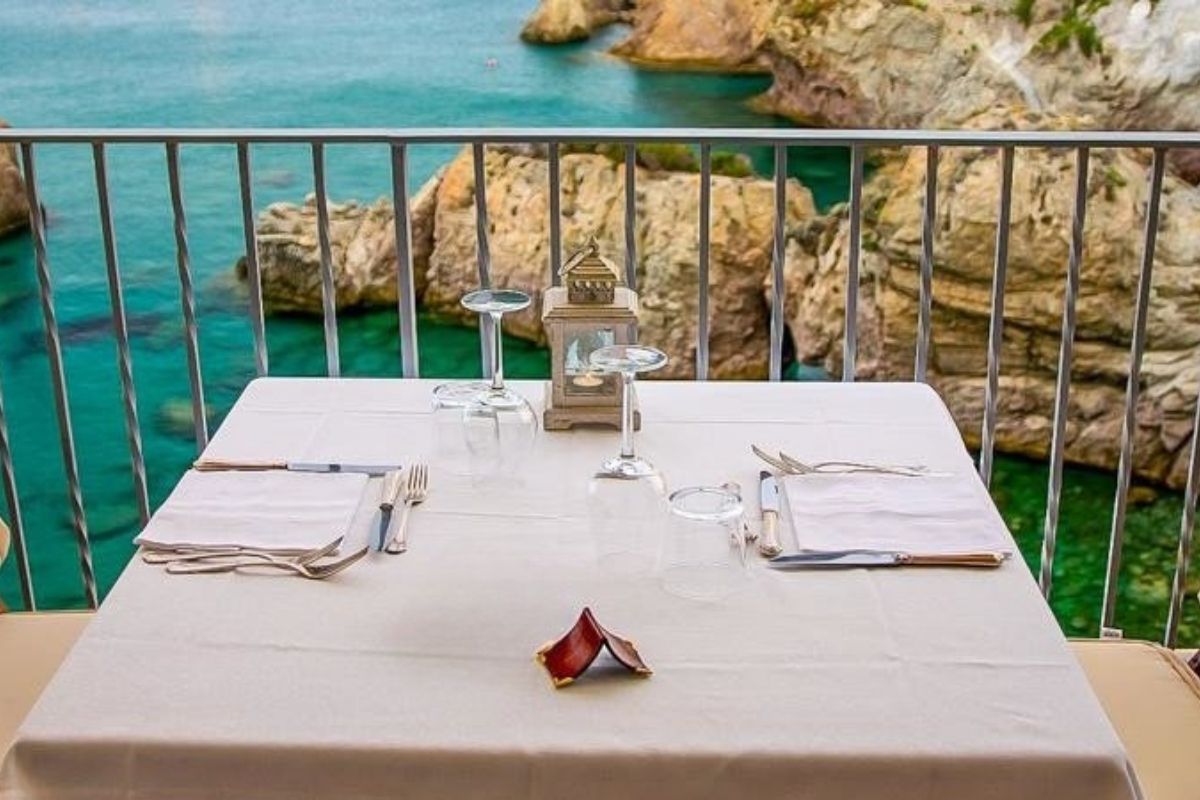 Ristorante con vista mare a Ponza, tavoli all'aperto