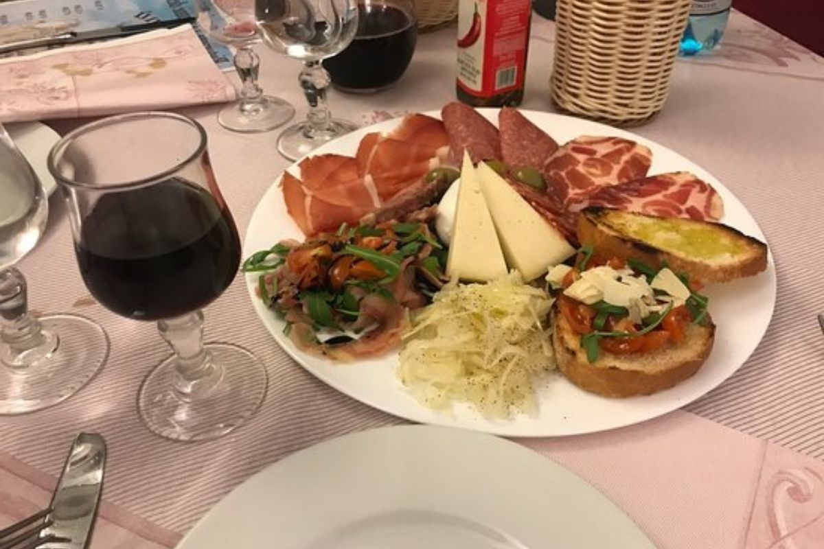 Immagine di un ristorante tipico a Subiaco con piatti serviti