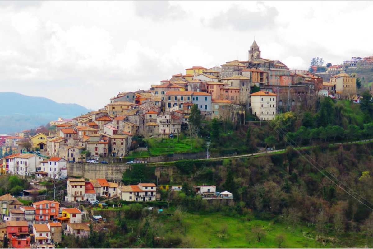Scorcio di Fiuggi con le sue terme e il borgo medievale, evidenziando l'atmosfera festiva