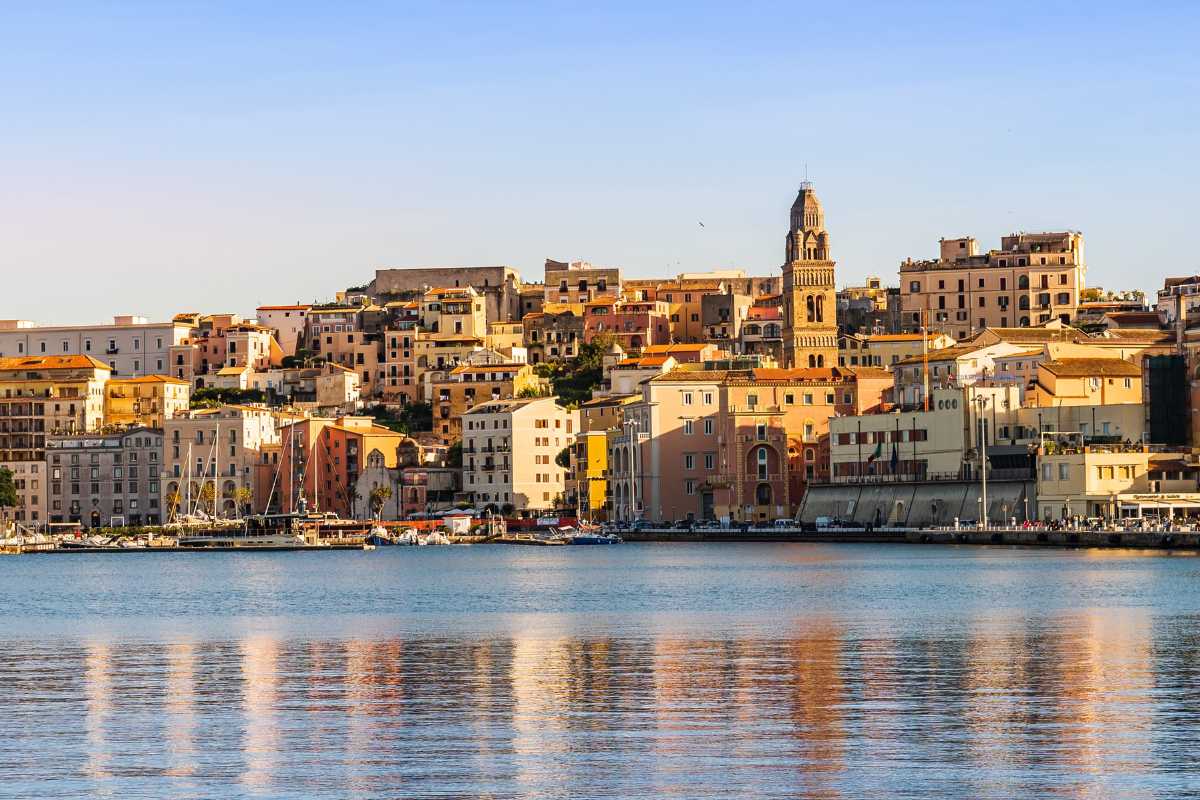 Mercatini di Natale a Gaeta, con decorazioni festive e atmosfera natalizia