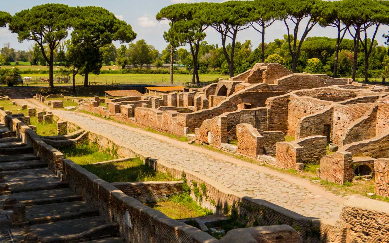 Scorcio del Parco Archeologico di Ostia Antica, evidenziando l'atmosfera storica e culturale