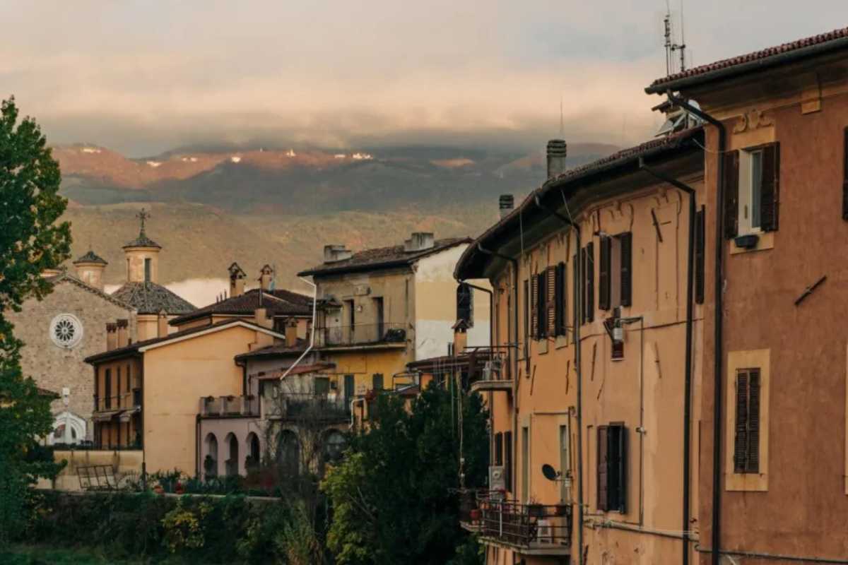 Vista panoramica di Rieti, mostra i santuari e il paesaggio circostante