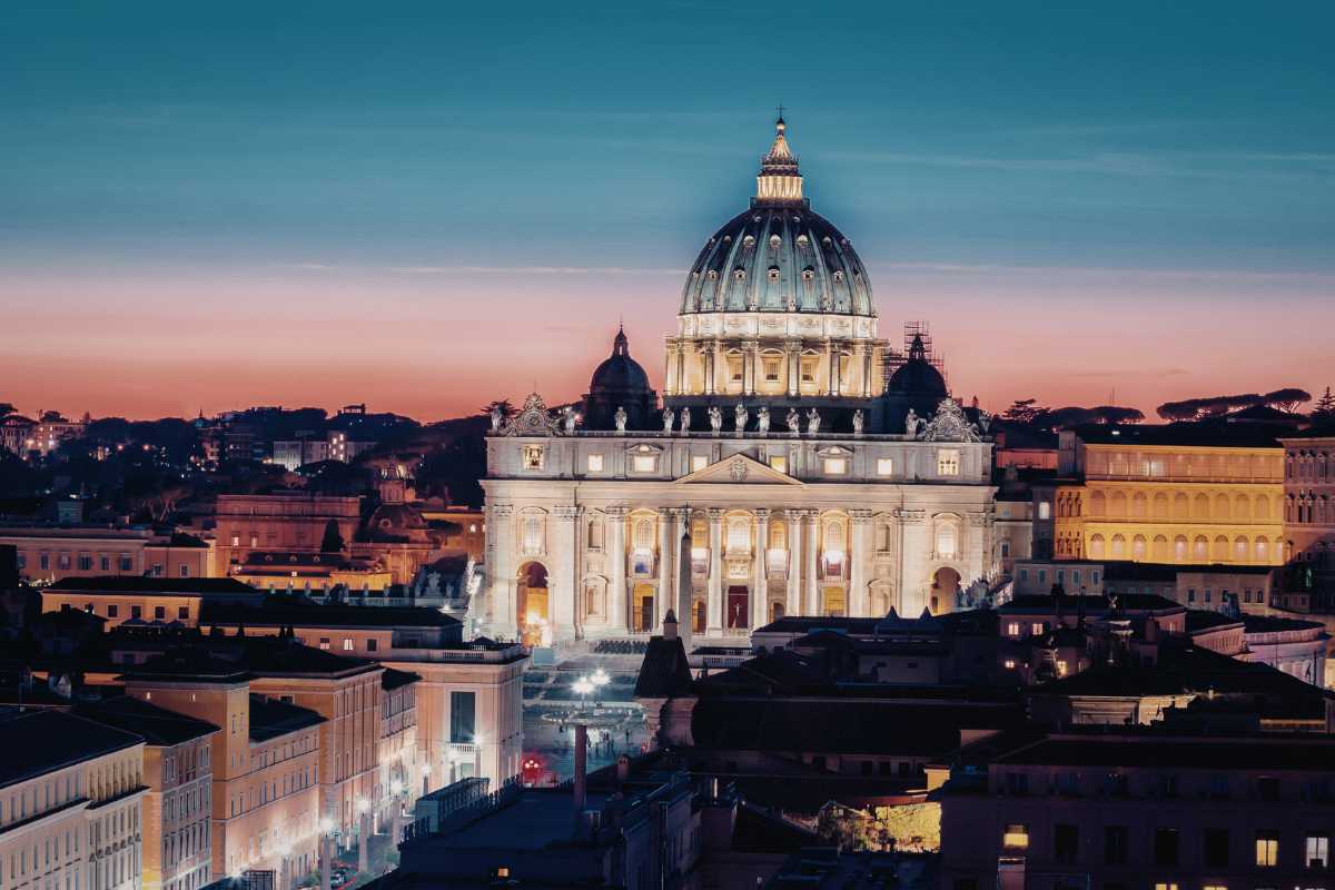 Una panoramica di Roma con il Colosseo e il Vaticano in evidenza