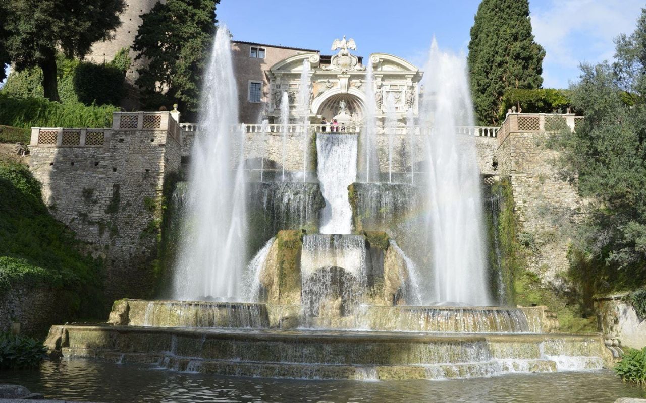 Vista panoramica di Tivoli con Villa d'Este e Villa Adriana sullo sfondo, evidenziando la bellezza dei giardini e delle fontane.