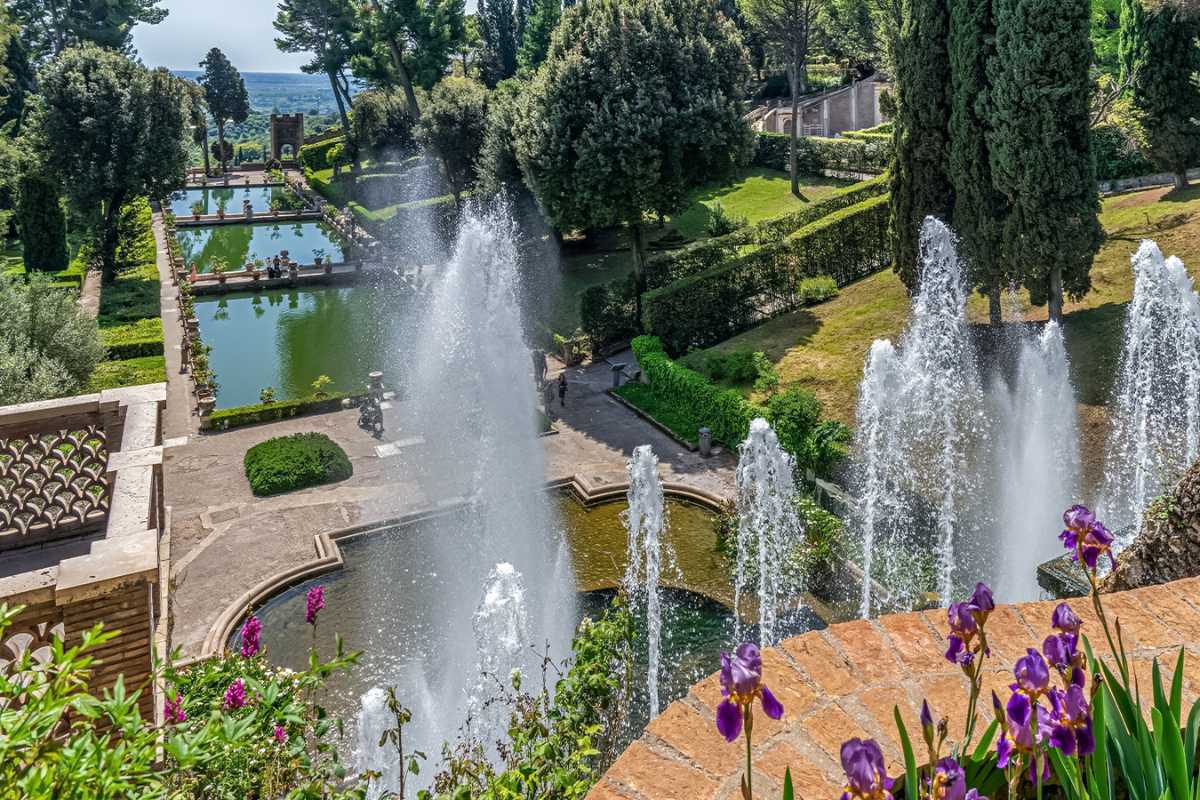 Celebrazione del 500° anniversario di Villa d'Este con eventi culturali e artistici, evidenziando la bellezza della villa.