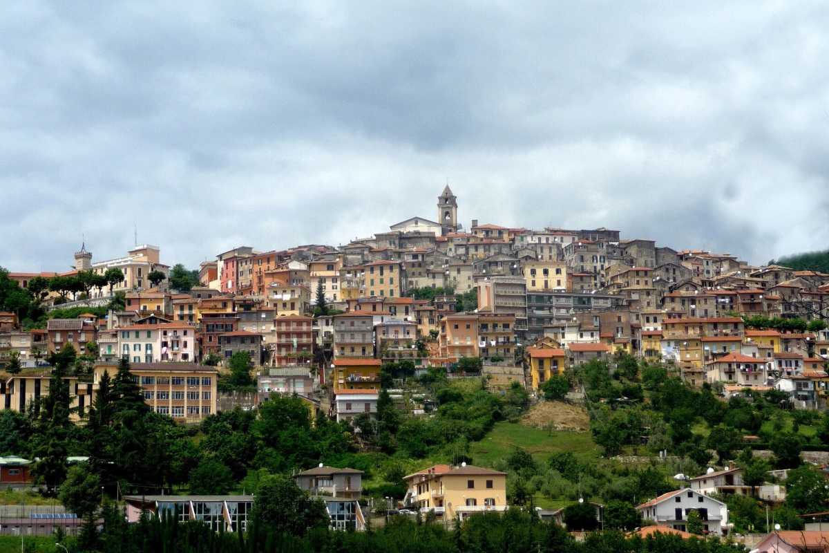 Panorama di Fiuggi con famiglie che si divertono, includi il borgo medievale e le terme