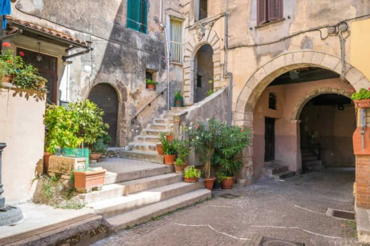 Vista panoramica di Fiuggi con il borgo medievale e le terme, mostra il paesaggio e l'architettura storica