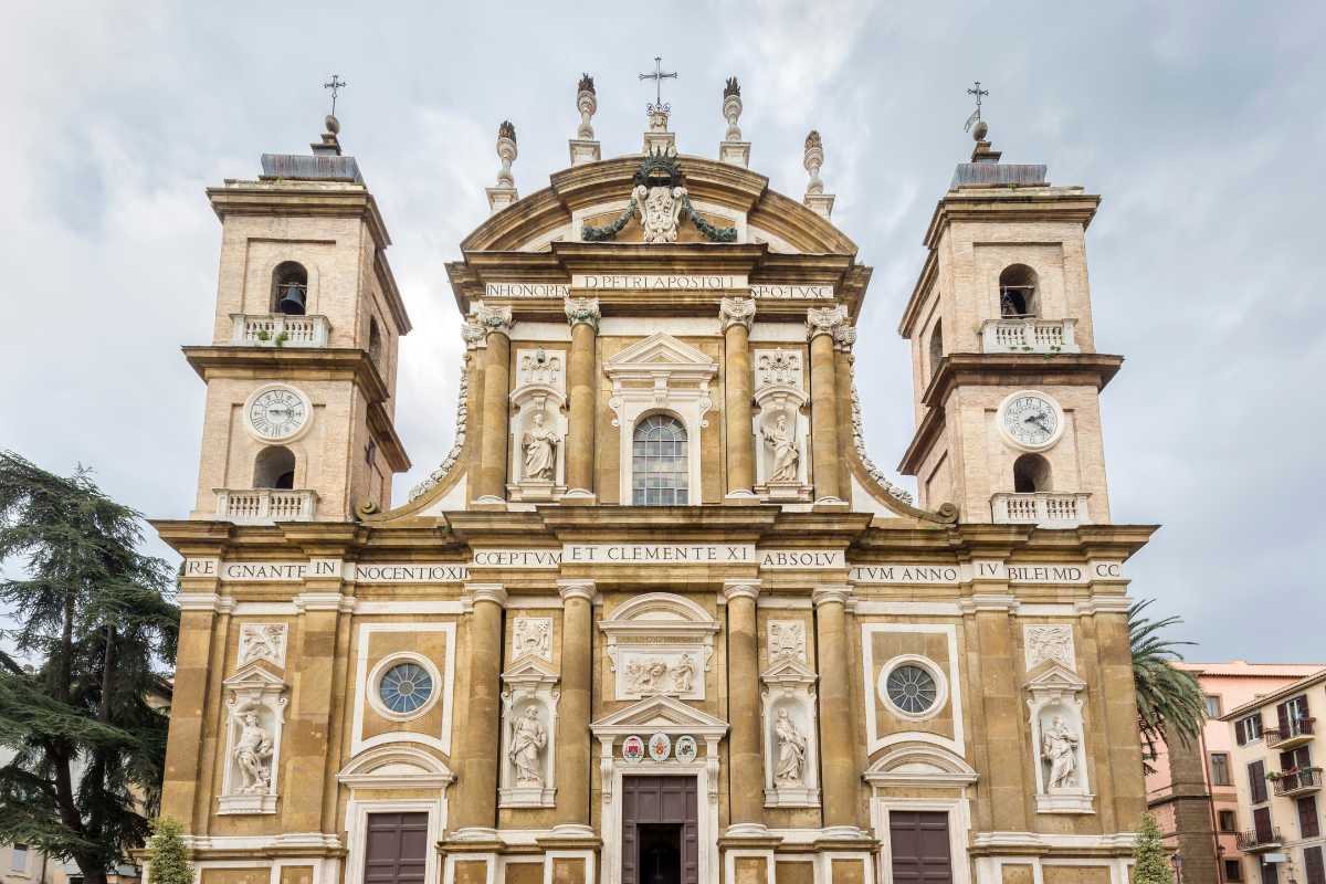 Vista panoramica di Frascati con bambini che giocano nei parchi