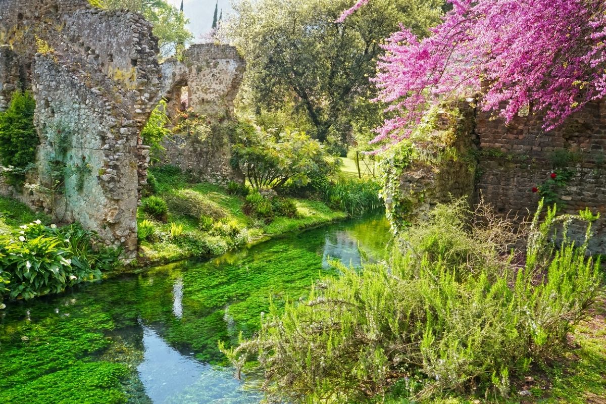 Interni del Giardino di Ninfa, un luogo romantico e suggestivo