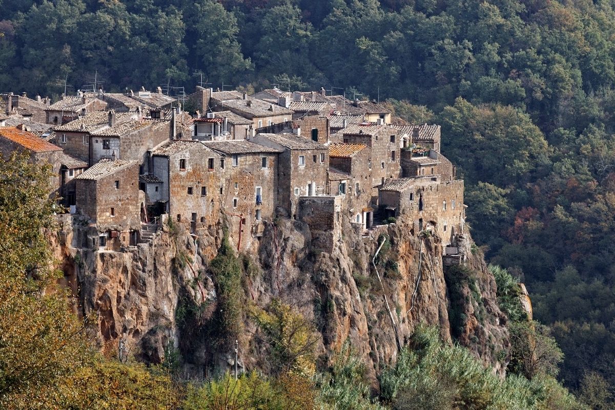 Panorama di Calcata con vista sulla rupe di tufo