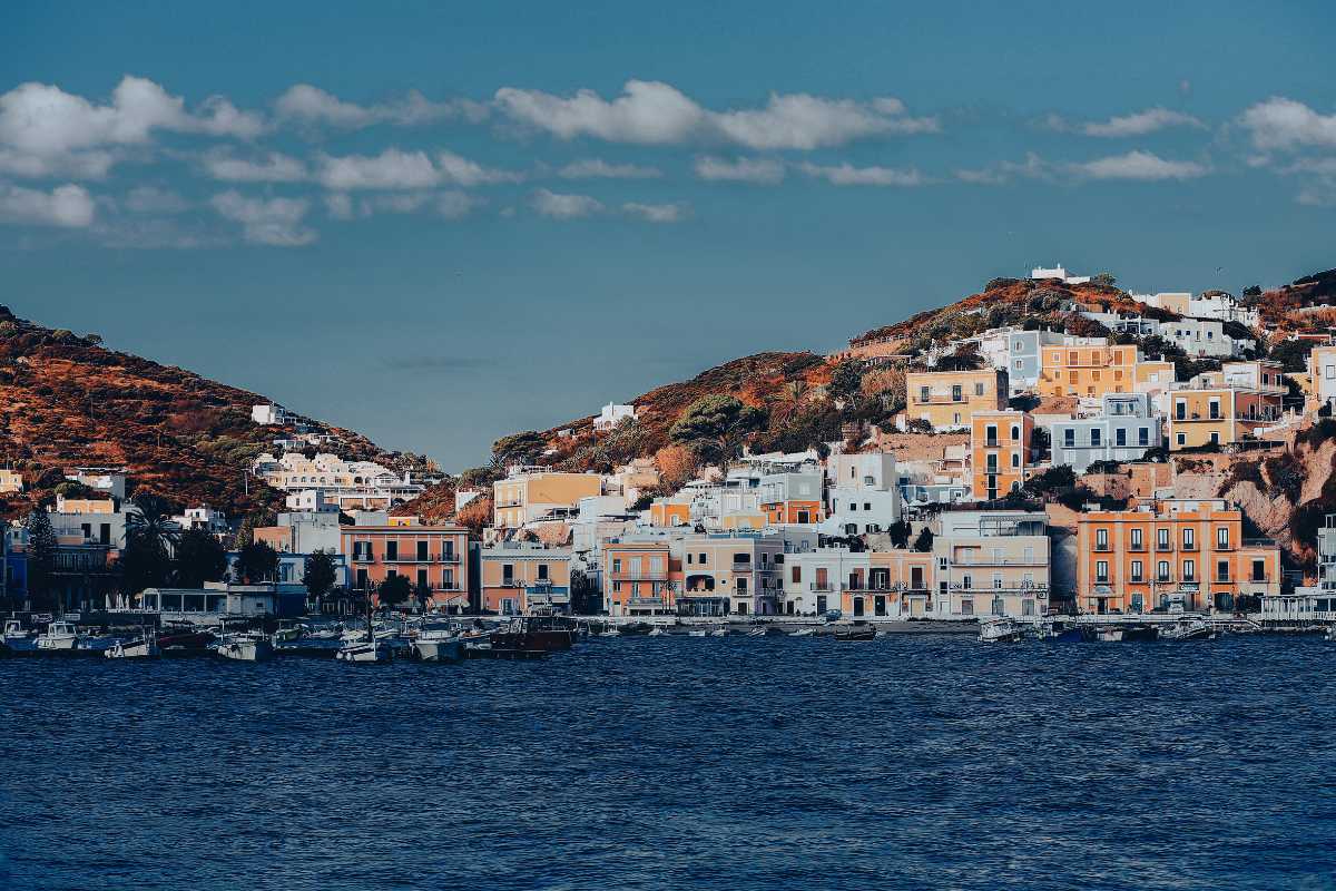 Traghetto in arrivo a Ponza con il porto e le casette colorate