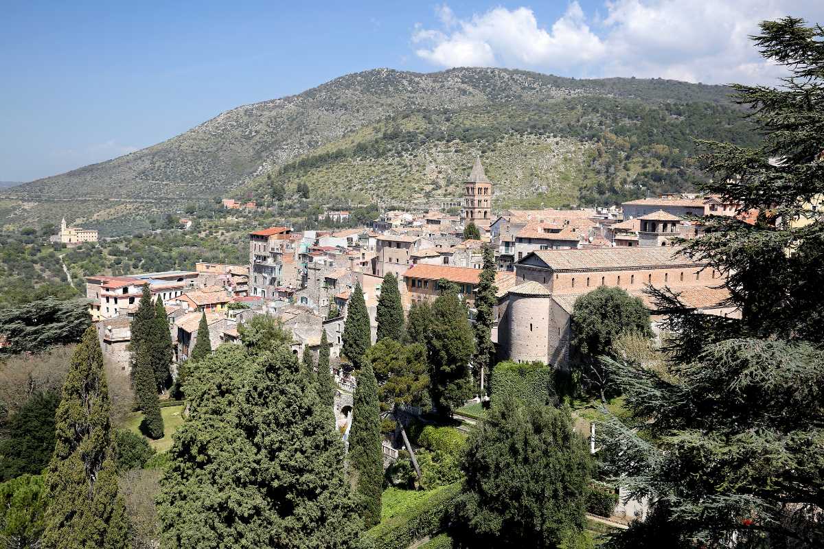 Vista panoramica su Tivoli con le sue colline e il verde circostante