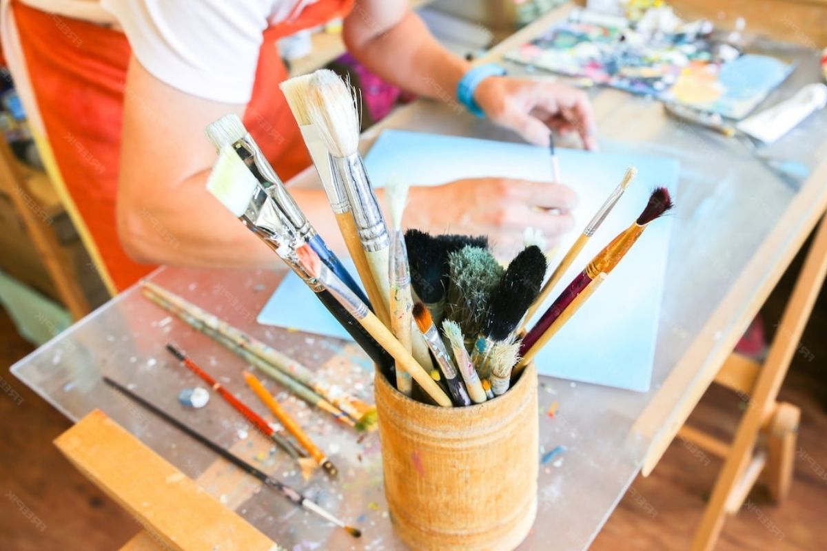 Artisti al lavoro nelle gallerie di Calcata, opere d'arte e atmosfera creativa