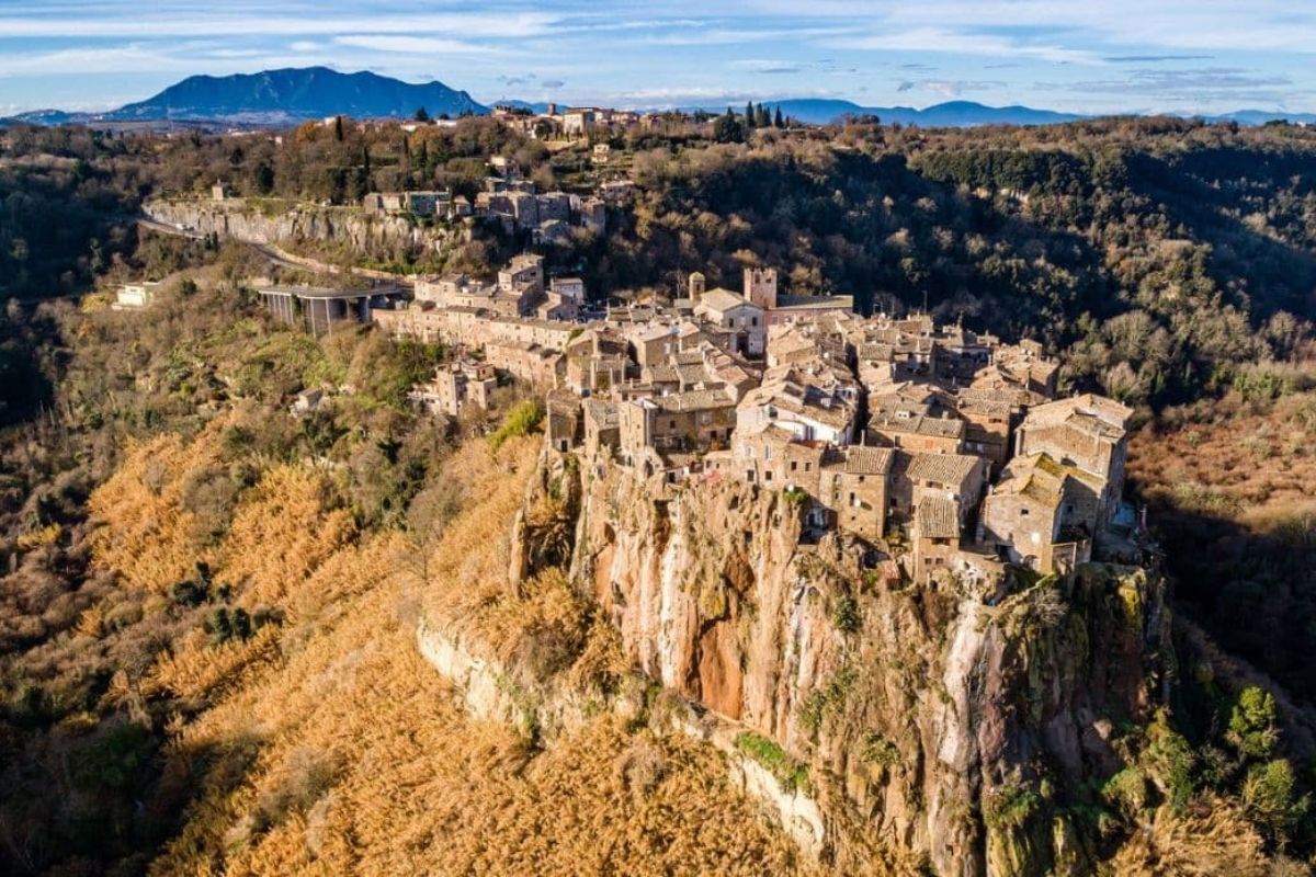 Veduta panoramica di Calcata con case in tufo e paesaggio circostante