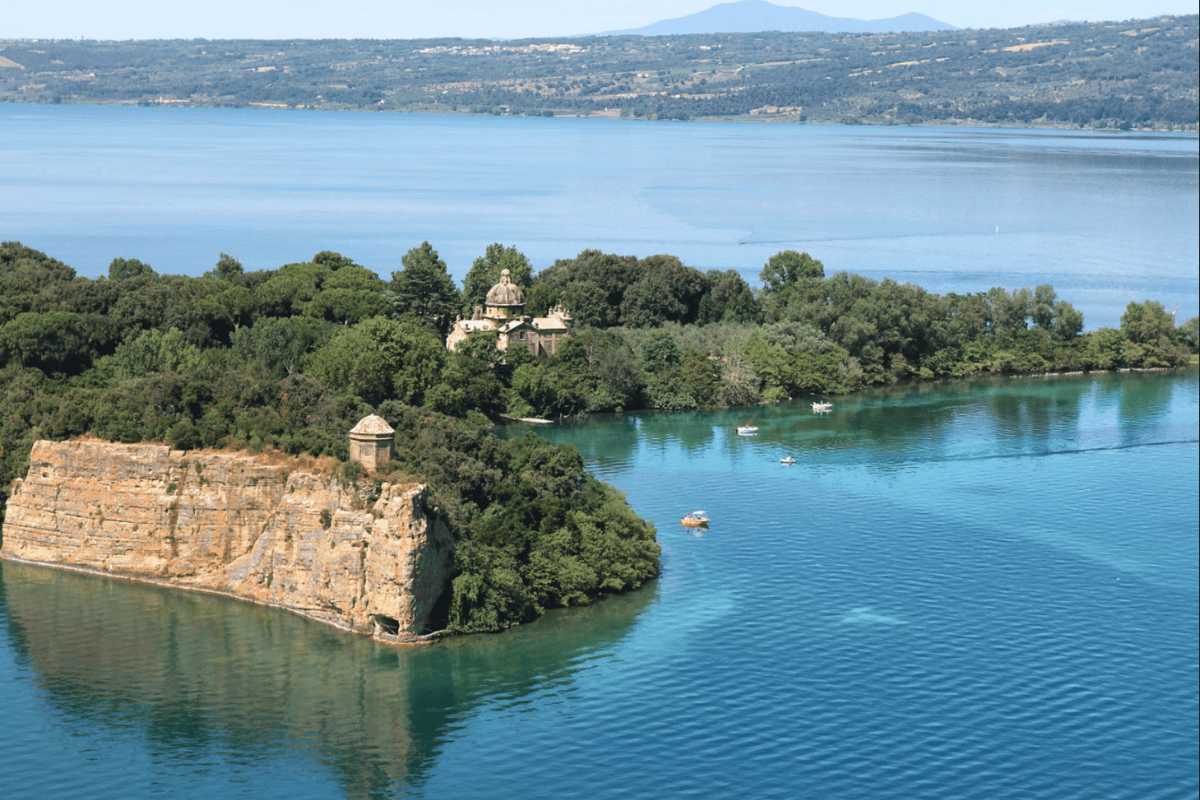 Attività acquatiche sul Lago di Bolsena, come kayak e vela