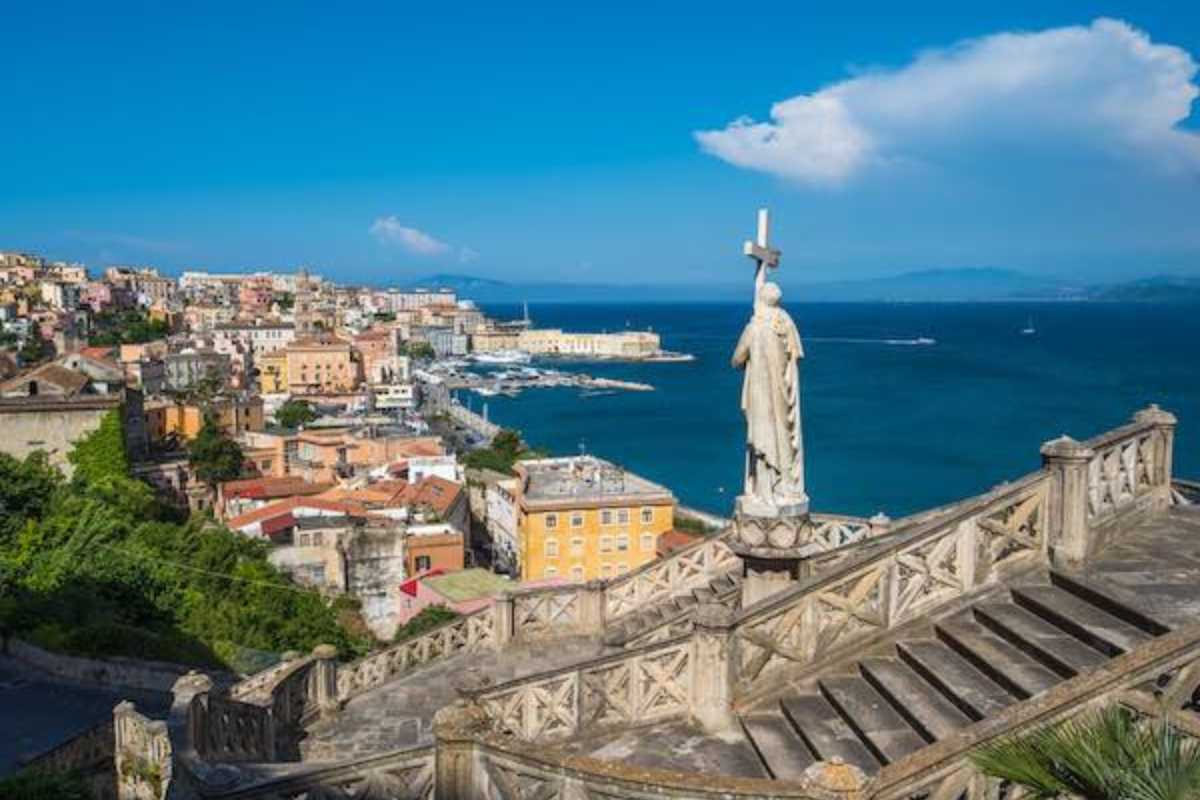 Spiaggia di Serapo affollata con vista sul promontorio