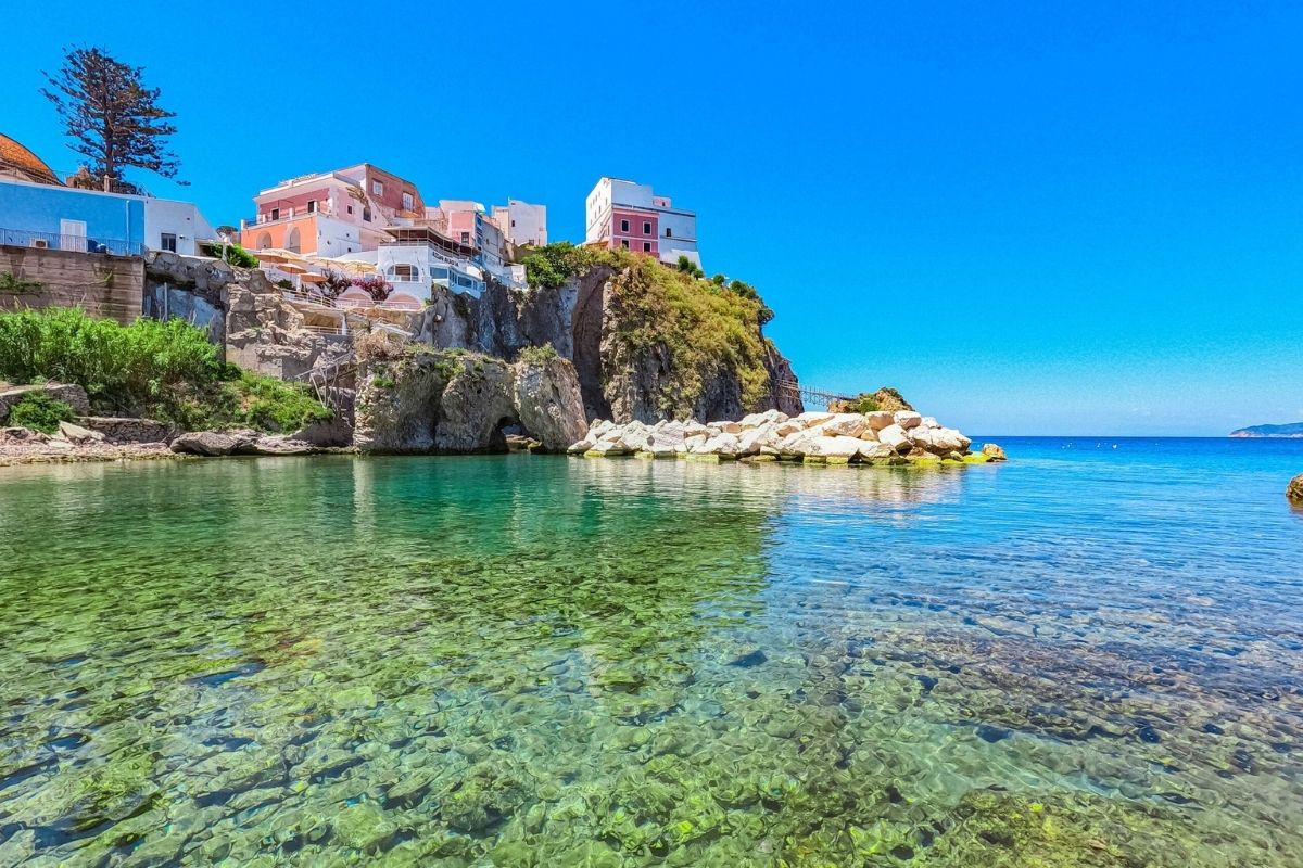 Vista panoramica delle spiagge di Ponza, evidenzia fondali turchesi e casette colorate