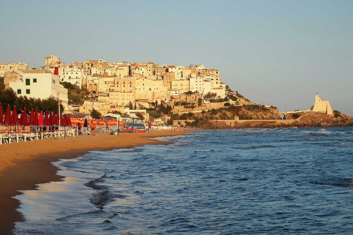 Spiaggia della Grotta di Tiberio con acque cristalline e scogli