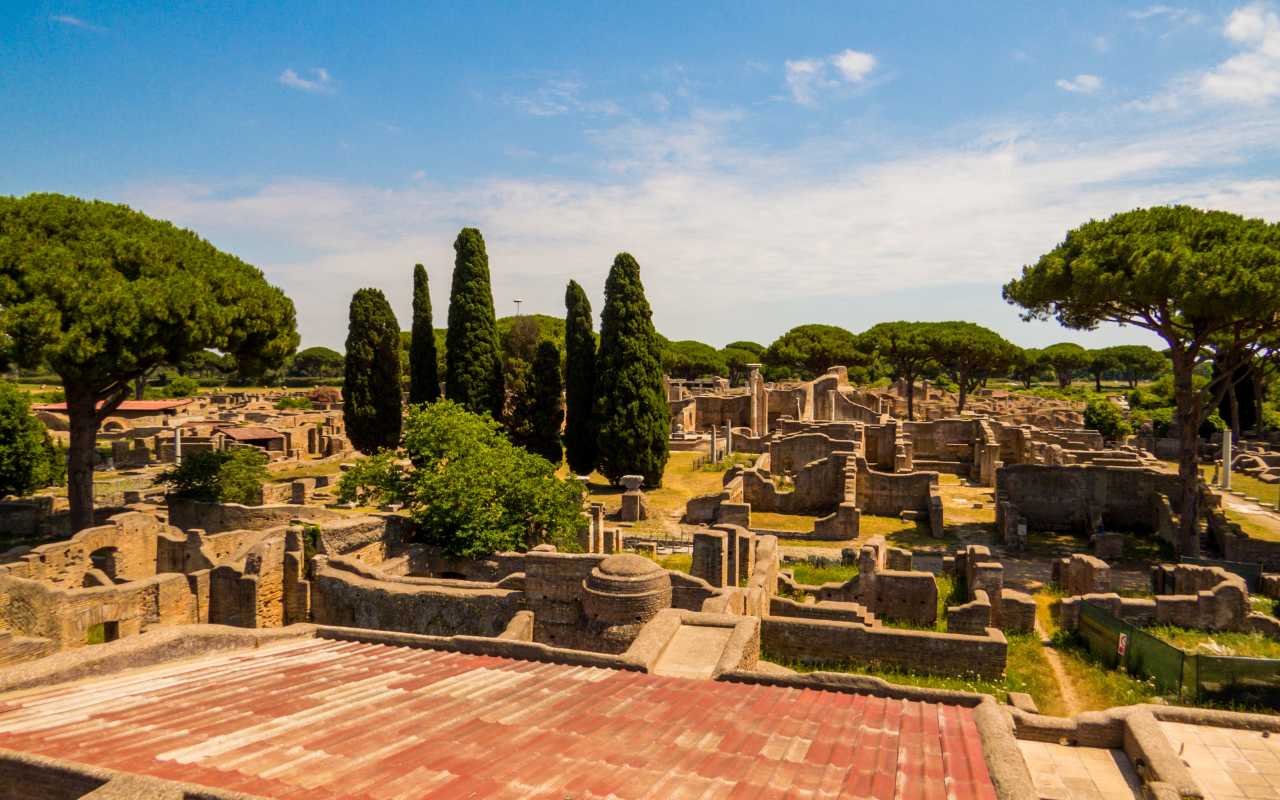 Vista panoramica delle rovine di Ostia Antica, con bambini che esplorano il sito archeologico