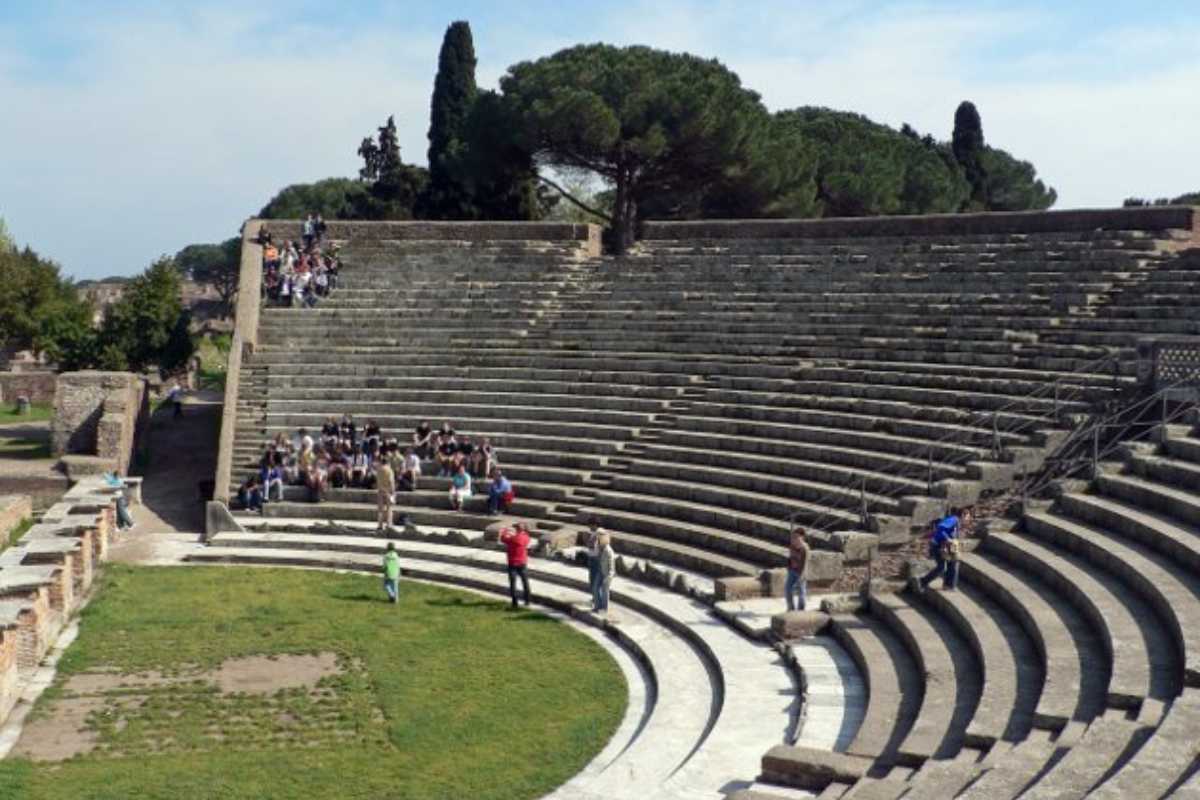 Bambini che partecipano a un laboratorio didattico al Parco Archeologico di Ostia Antica