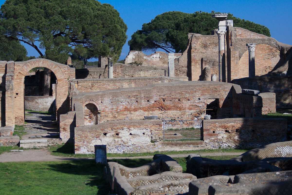 Panorama dell'antico porto di Ostia Antica con rovine storiche e vegetazione