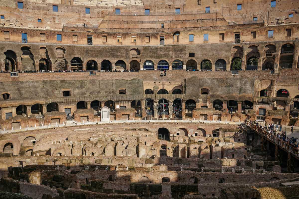 Bambini che esplorano il Colosseo con genitori, Roma