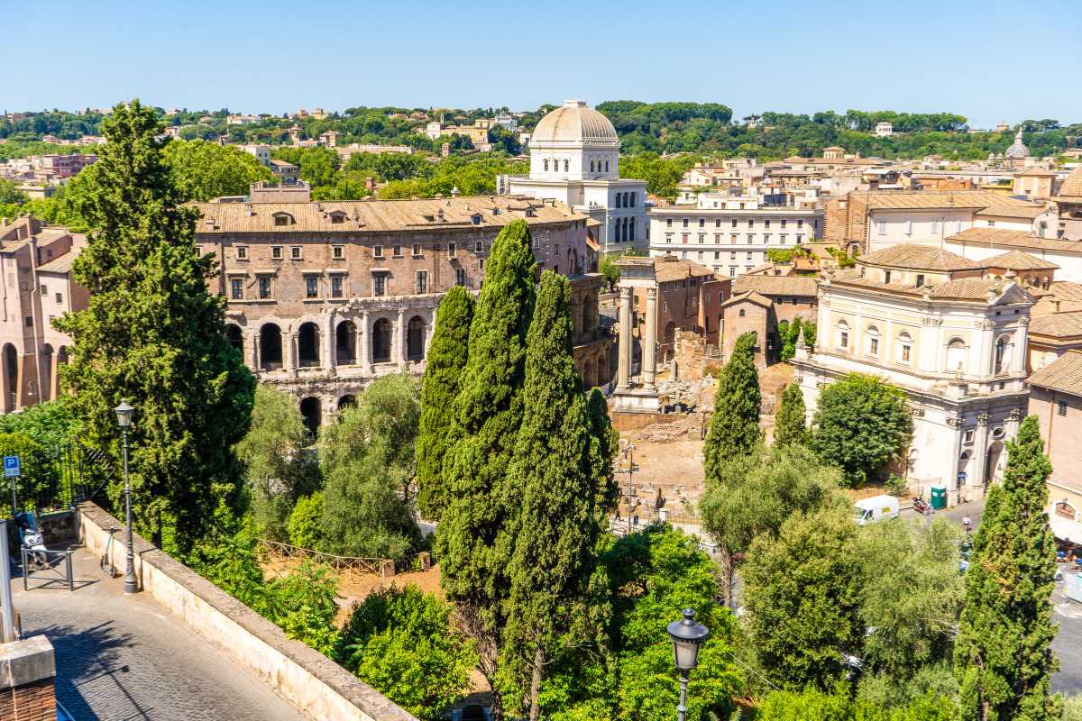 Bambini che giocano in un parco di Roma, divertimento all'aria aperta