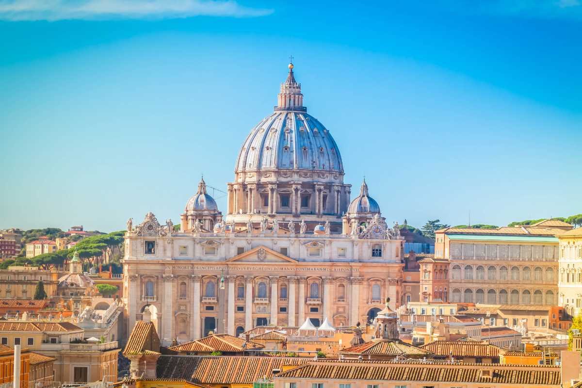 Vista panoramica di Roma con il Colosseo e il Vaticano, evidenziando la ricchezza culturale della città
