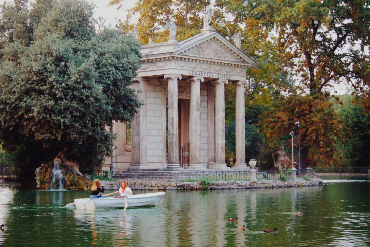 Giardini e parchi di Roma, come Villa Borghese e Villa Doria Pamphili, per evidenziare la bellezza naturale della città