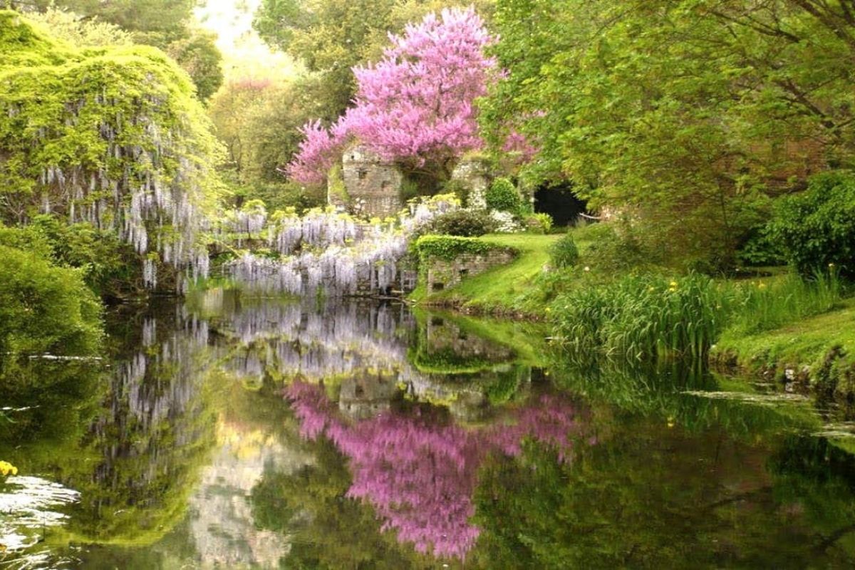 Giardino di Ninfa in primavera, con fiori e natura