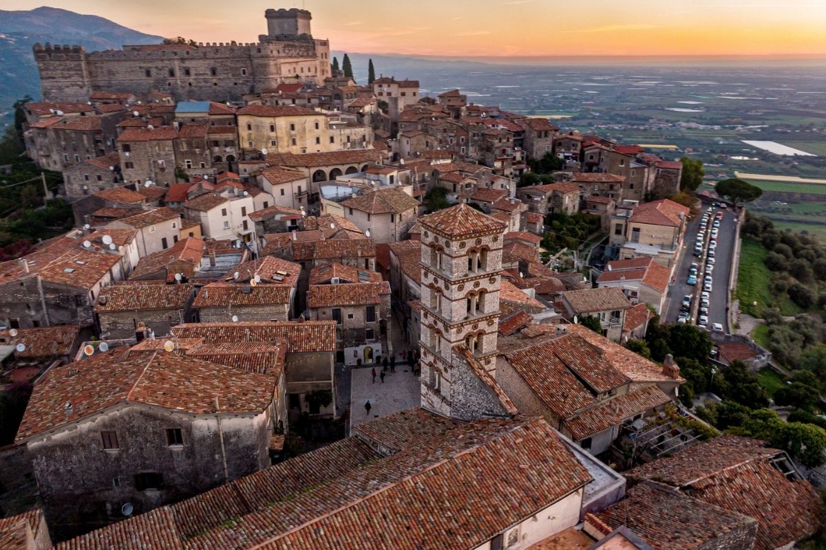 Vista panoramica di Sermoneta con il Castello Caetani sullo sfondo