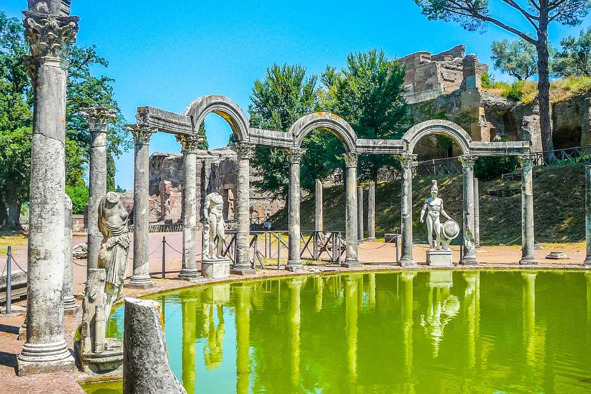 Vista panoramica di Tivoli con Villa d'Este e giardini, evidenzia la bellezza naturale e architettonica