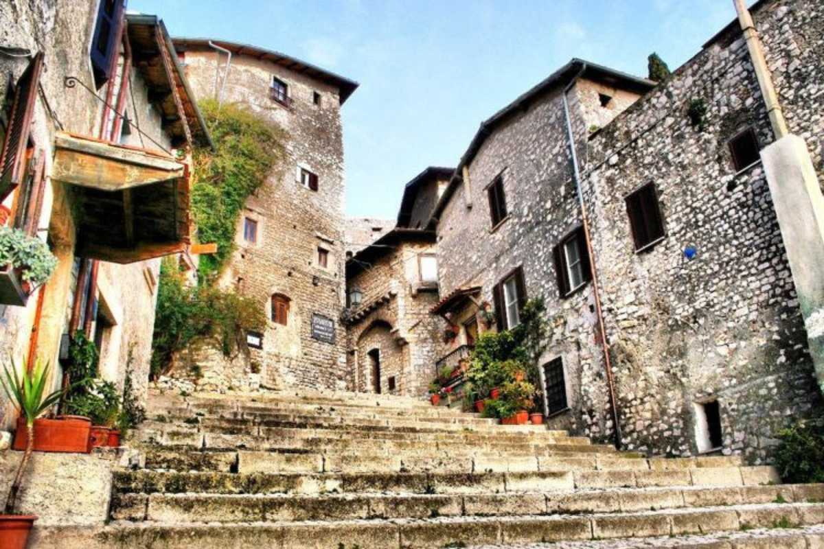 Panorama di Sermoneta con il Castello Caetani in primo piano, ideale per famiglie