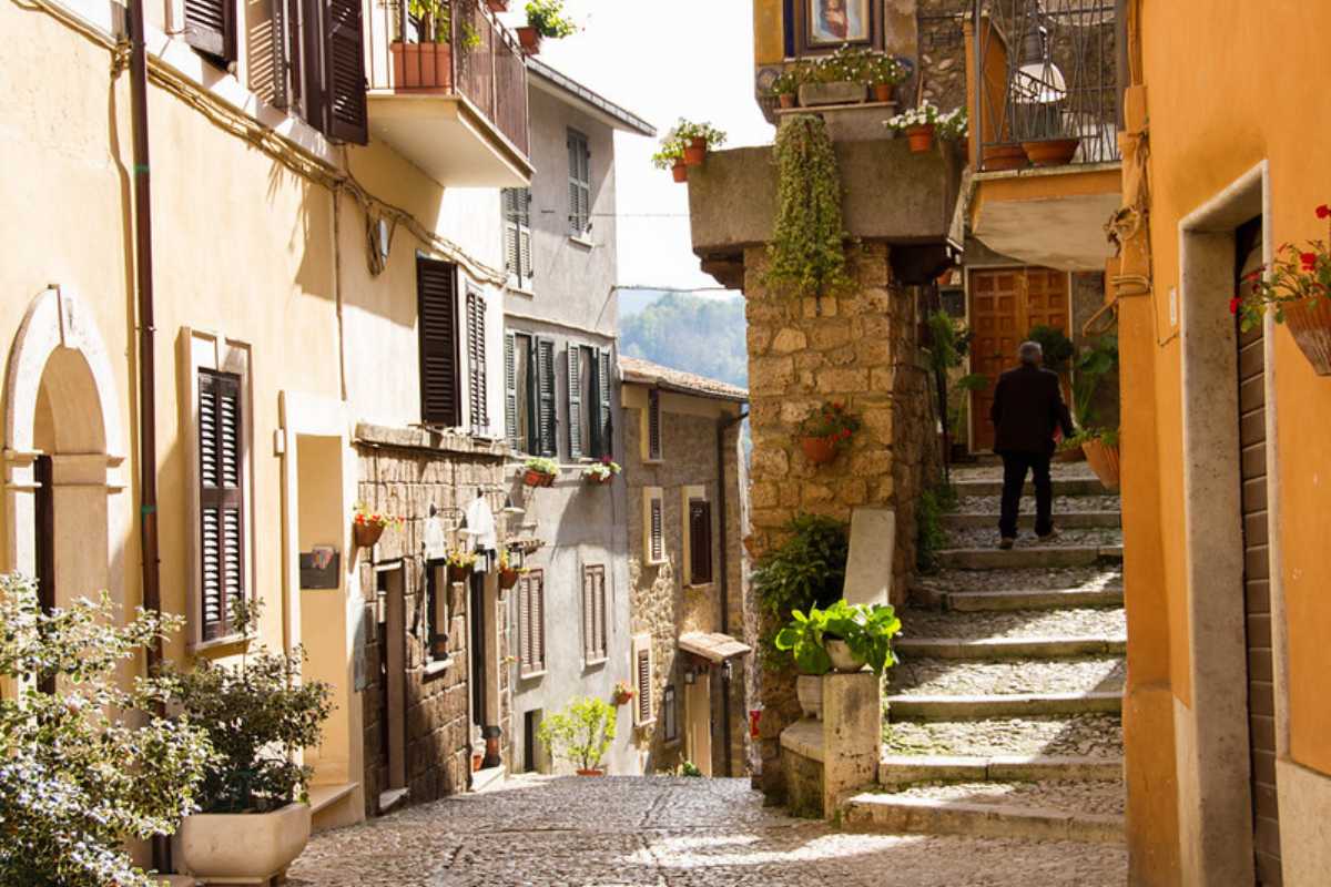 Bambini che giocano all'aperto nei parchi di Subiaco