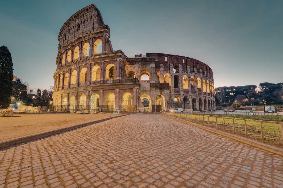 Veduta panoramica di Roma, evidenziando il Colosseo e il Vaticano