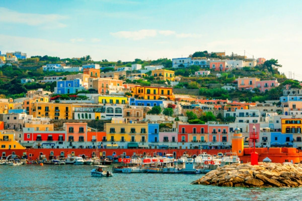 Vista panoramica di Ponza con il porto e le casette color pastello