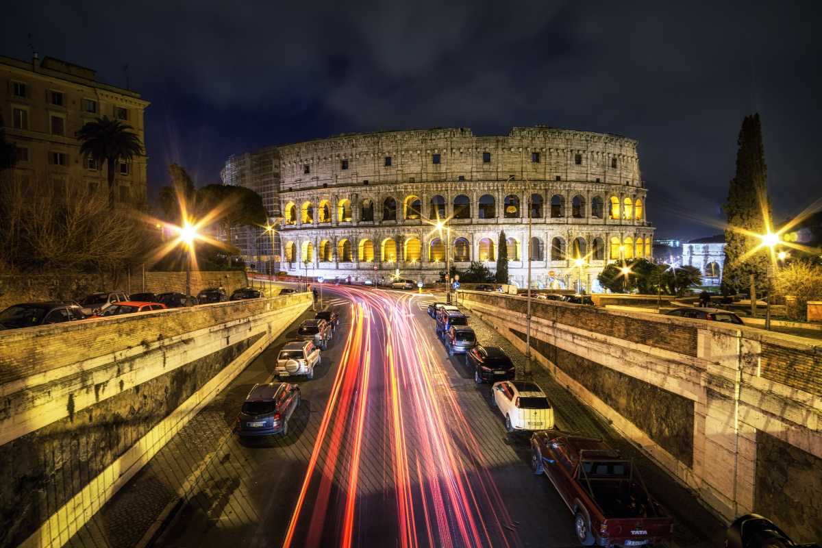 Auto parcheggiata davanti al Colosseo, rappresenta l'arrivo a Roma in auto