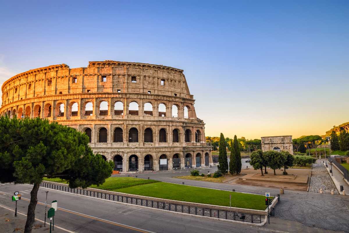 Vista panoramica di Roma con il Colosseo sullo sfondo