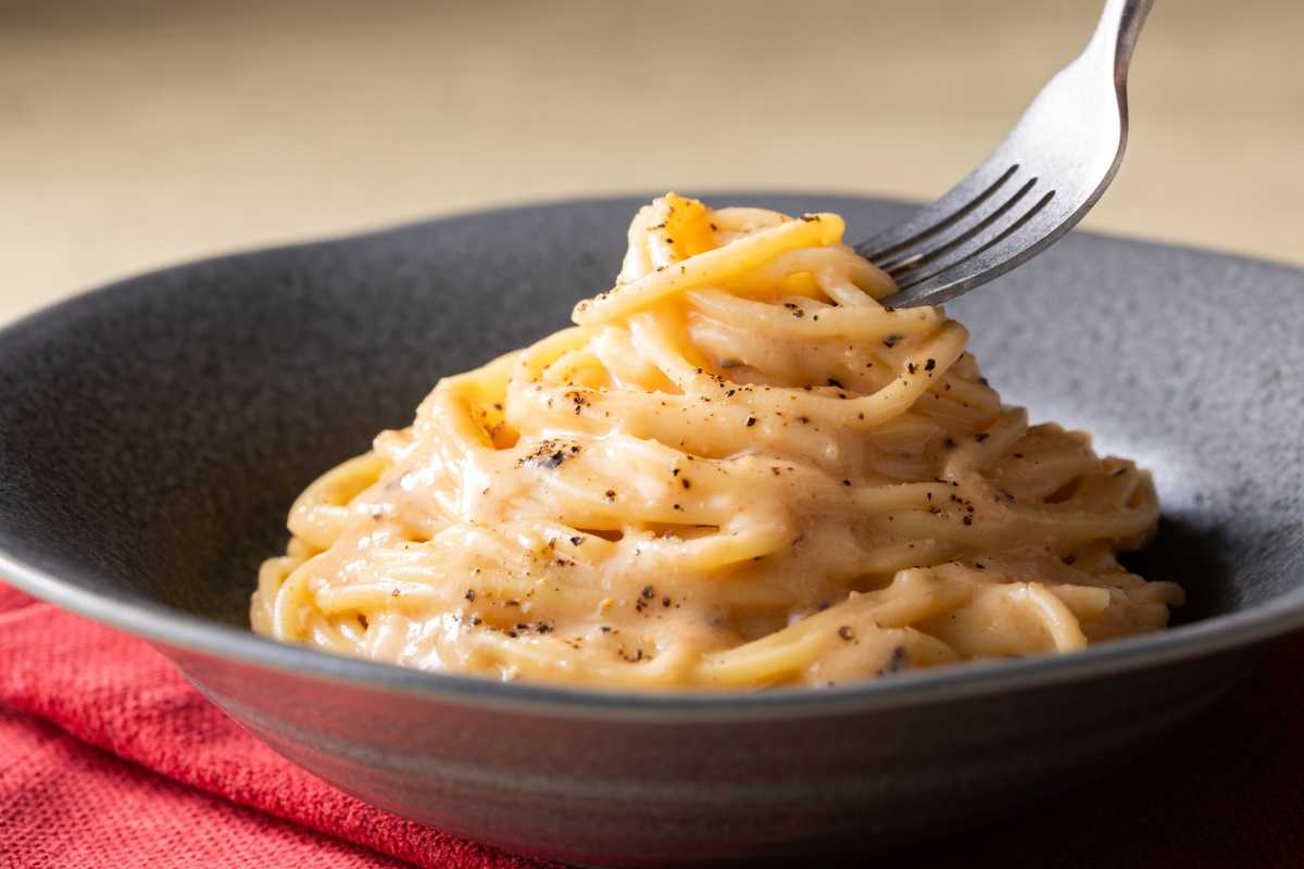 Immagine di piatti tipici romani, come la pasta alla carbonara e la pizza al taglio